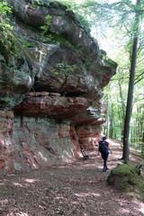 Wandern an einem Felsen bei Lemberg im Pfälzer Wald