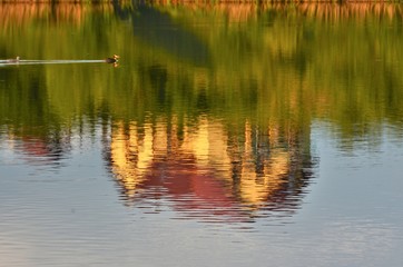 Fototapeta premium reflection of a house in water