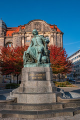 Obraz premium Statue of great scientist Otto Guericke in Magdeburg in red and golden Autumn colors, Germany