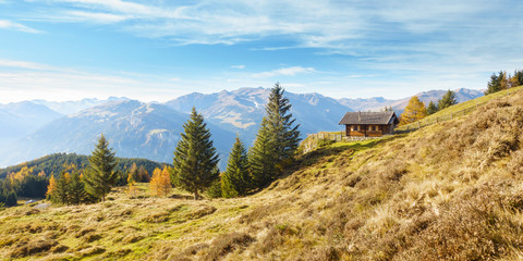 Landschaftspanorama einer herbstlichen Landschaft mit Almhütte im Zillertal