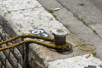 Mooring rope on the bollard