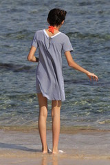 Fototapeta na wymiar Junges Mädchen am Strand/Meer