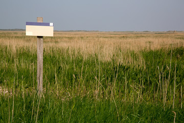Beschreibbares Schild im Feld/in den Sanddünen