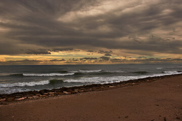 Fototapeta na wymiar Sunset on the beach on a cloudy day