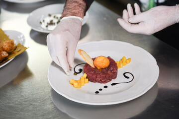 tartare di tonno rosso preparata in un ristorante da uno chef