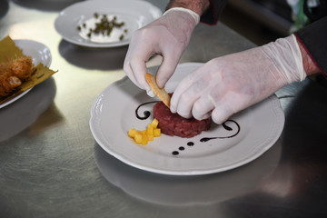 tartare di tonno rosso preparata in un ristorante da uno chef