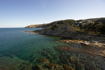 Fototapeta na wymiar Crique et rochers en Espagne, eau verte et bleue sous un ciel bleu