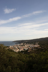 Village blanc espagnol en bord de mer