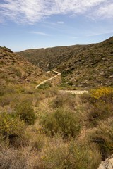 Chemin sinueux dans les colines et montagnes espagnoles