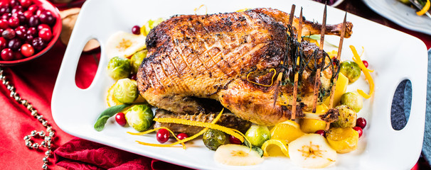 Weihnachtsgans serviert auf feierlich gedecktem Tisch