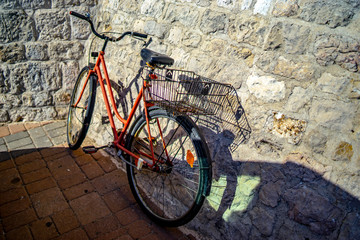 Obraz premium old bicycle on the wall