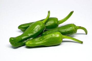 Vier grüne Jalapeno, isoliert auf weißem Hintergrund