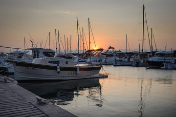 Fototapeta premium puesta de sol en el puerto deportivo de Roses, Costa Brava, Cataluña, España