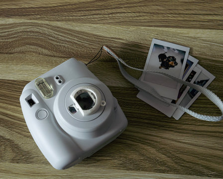 camara instantanea quanto a fotos sobre madera