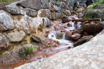 fleuve sur montagne