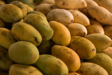 Świeże mango na bazarze