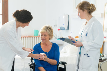 Obraz premium nurses giving water to senior woman
