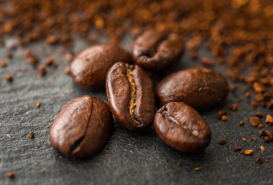Close up macro photo of roasted coffee beans © Aleksandr Vorobev