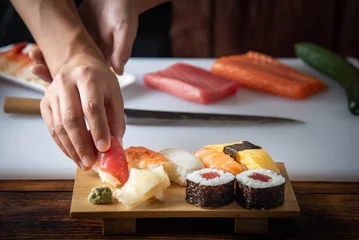 Fotobehang Japanse sushi-chef die nigiri-sushi maakt © ahirao