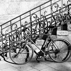 Altes Fahrrad an historischer Treppe mit Geländer
