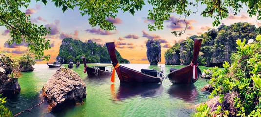 Fotobehang Pistache Schilderachtig Phuket-landschap. Zeegezicht en paradijselijk idyllisch strand. Landschap Thailand zee en eiland. Avonturen en exotisch reisconcept