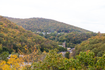 Obraz premium fall tree mountain town