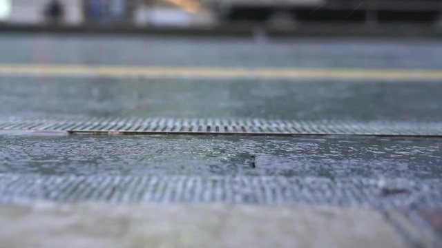 豪雨　道路の路面　排水溝　2019年　台風19号　東京　スローモーション4倍速