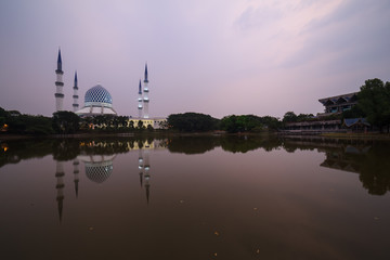Fototapeta na wymiar The Sultan Salahuddin Abdul Aziz Shah Mosque or Shah Alam Mosque during hazy sunrise