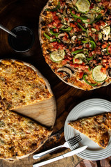 muestra de dos tipos de pizza, con una porcion apartada en  un plato