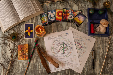 artículos de magia y sabiduría ubicados en una mesa de madera © The Hikers