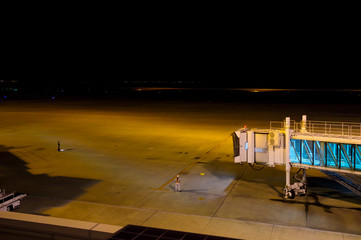 夜の空港の駐機場