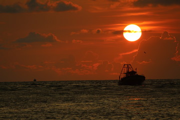 Obraz na płótnie Canvas ship in sea at sunset