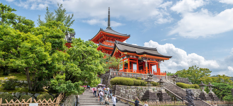Kiyomizu-dera Temple current   West Gate Saimon is a reconstruction of the year 1631 (it is 388 years old)