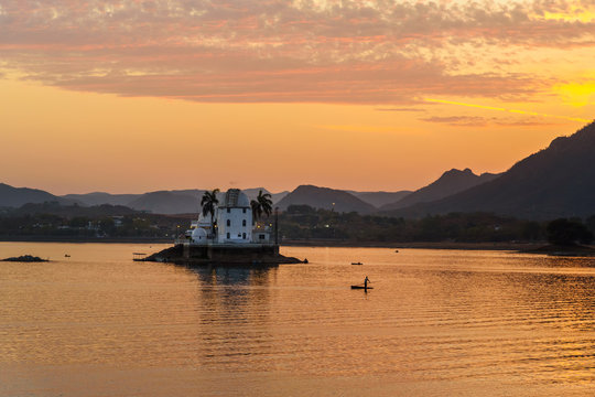 Sunset at Fateh Sagar lake in Udaipur. India