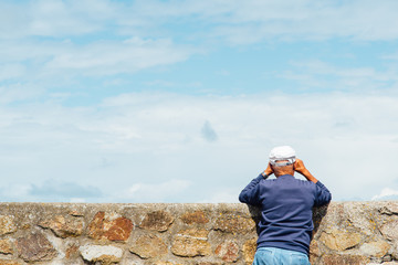 un homme de dos regarde au loin