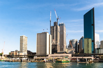 Obraz premium Słoneczny dzień nad panoramą dzielnicy biznesowej Sydney i terminalem promowym Circular Quay w największym mieście Sydney w Australii