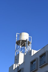 屋上の給水タンク