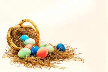Obraz premium Overturned basket with coloured Easter eggs
