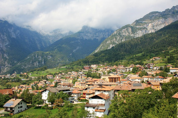 Fototapeta na wymiar Italian village at the base of the mountain