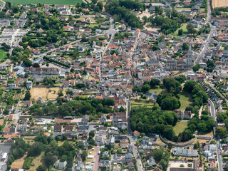 Fototapeta premium vue aérienne de la ville de Courseulles-sur-Mer dans le département du Calvados en France