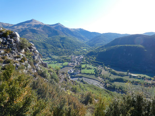 Fototapeta premium Vistas y paisajes del Pirineo de Huesca, Aragón, España; Escenas de alta montaña en la época del inicio del Otoño