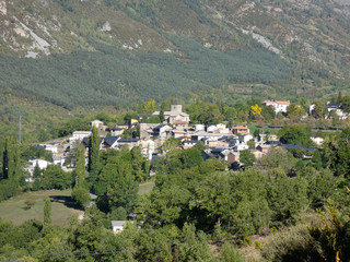 Fototapeta na wymiar Pueblo de chía en medio del pirineo de Huesca, Aragón, España, en medio de altas montañas del Pirineo muy cerca con la frontera francesa.