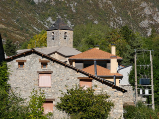 Pueblo de chía en medio del pirineo de Huesca, Aragón, España, en medio de altas montañas del Pirineo muy cerca con la frontera francesa.