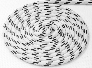 cordage enroulé sur pont de voilier  © Unclesam