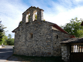 Fototapeta na wymiar Ermita del siglo XI en la población de Chia en el pirineo de Huesca, Aragón, España