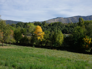 Fototapeta na wymiar Paisajes del Pirineo de Huesca, Aragón, España, paisajes de montaña en los inicios del Otoño