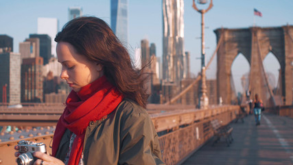 Obraz na płótnie Canvas Young woman on the Brooklyn Bridge in NYC