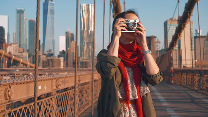 Fototapeta na wymiar Young woman on the Brooklyn Bridge in NYC