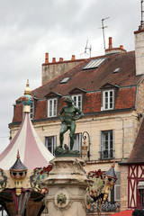 brunnenfigur und karussell in dijon