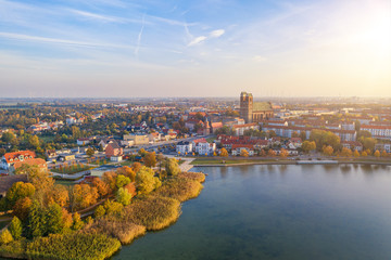 Aussicht auf Prenzlau am Uckersee im Herbst zum Sonnenaufgang - obrazy, fototapety, plakaty